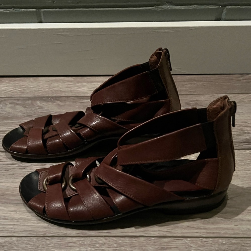 Italian Arriva Gladiator sandal size 38